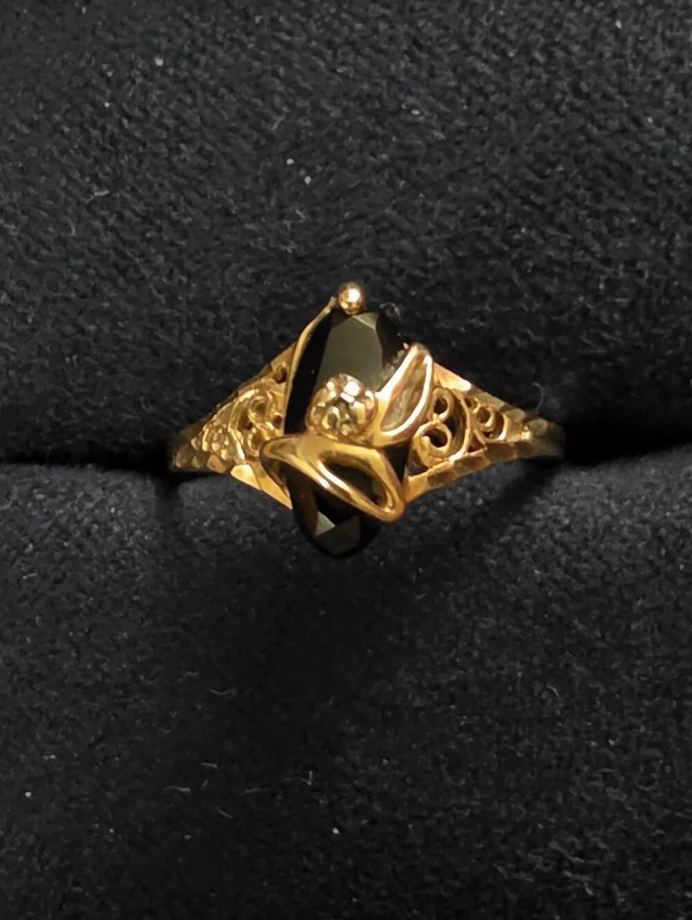 10k Onyx, Diamond Chip Yellow Gold Filigree Ring (Vintage)